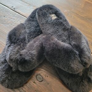 NEW NWOT Muk Luks Black Fuzzy Slippers-6